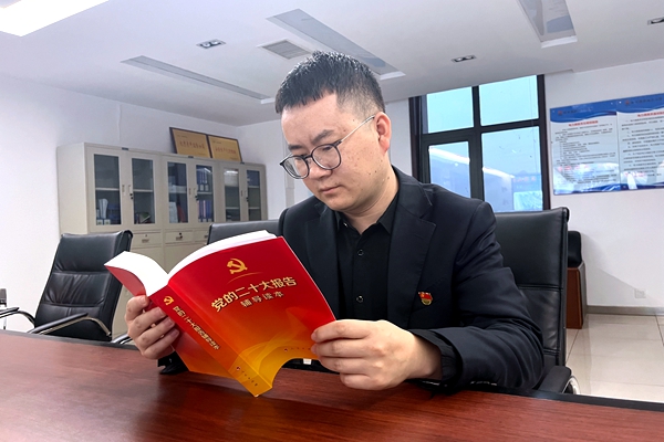1668131646606397.jpg 阅读党的二十大报告向导读本.JPG
