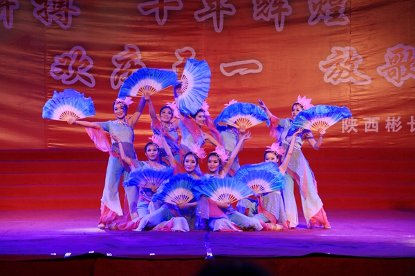 1669794130545945.jpg 伟德国际1946官方网十周年文艺演出.JPG