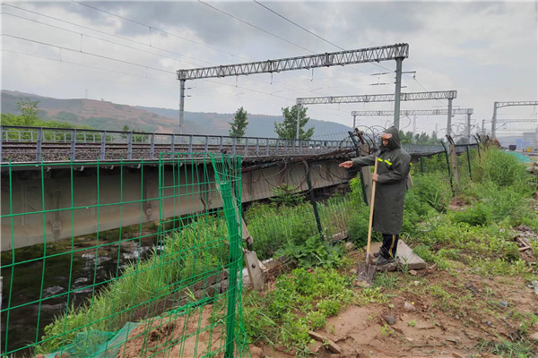 1684748975575093.jpg 雨中巡查.jpg